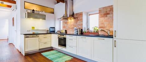 Kühlschrank, Mikrowelle, Ofen, Geschirrspüler