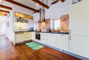 Kühlschrank, Mikrowelle, Ofen, Geschirrspüler