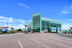 Exterior - Fall Special Book 2 nights Get 3rd free Park & Walk Beach Across the Street (Gulf Shores)