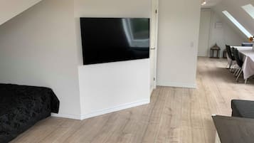 Căn hộ dành cho gia đình | Khu phòng khách | Smart TV 55-inch có truyền hình cáp, TV, máy chơi game