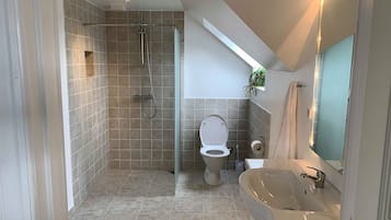 Family Apartment | Bathroom | Shower, towels, soap, shampoo