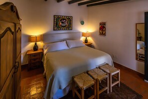 Xola 3 - Terrace Room | Didekorasi berbeda-beda dan dilengkapi dengan perabotan berbeda-beda