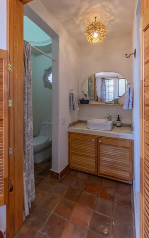 Xola 5 - Rooftop Garden Suite | Bathroom