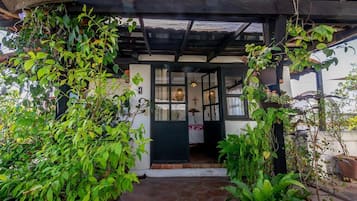 Xola 4 - Charming Garden Casita | Decoración personalizada y muebles diferentes
