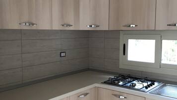 Bungalow, 2 soverom | Eget kjøkken | Kjøleskap, kokeplater og kjøkkenutstyr