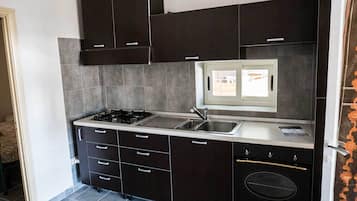 Bungalow, 2 kamar tidur | Dapur kecil pribadi | Lemari es, kompor, dan peralatan masak/sendok-piring