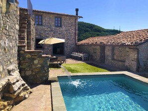 Outdoor pool - Tuscan stone villa for large group, private pool, walk to restaurant (Villa Collemandina)
