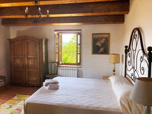 5 bedrooms, iron/ironing board, free WiFi, bed sheets