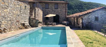 New Tuscan villa for large group, private pool, walk to restaurant