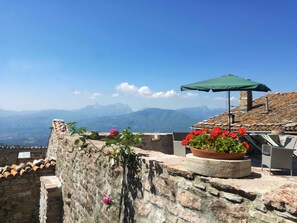 Terrace/patio - Tuscan stone villa for large group, private pool, walk to restaurant (Villa Collemandina)