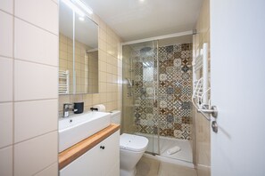 Shower, hair dryer, towels, soap - Bonjardim City Flats - Relaxing Terrace (Oporto)