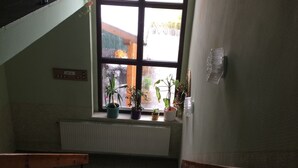 A staircase leading to a landing with a window view. - Landhotel Elterlein (Elterlein)