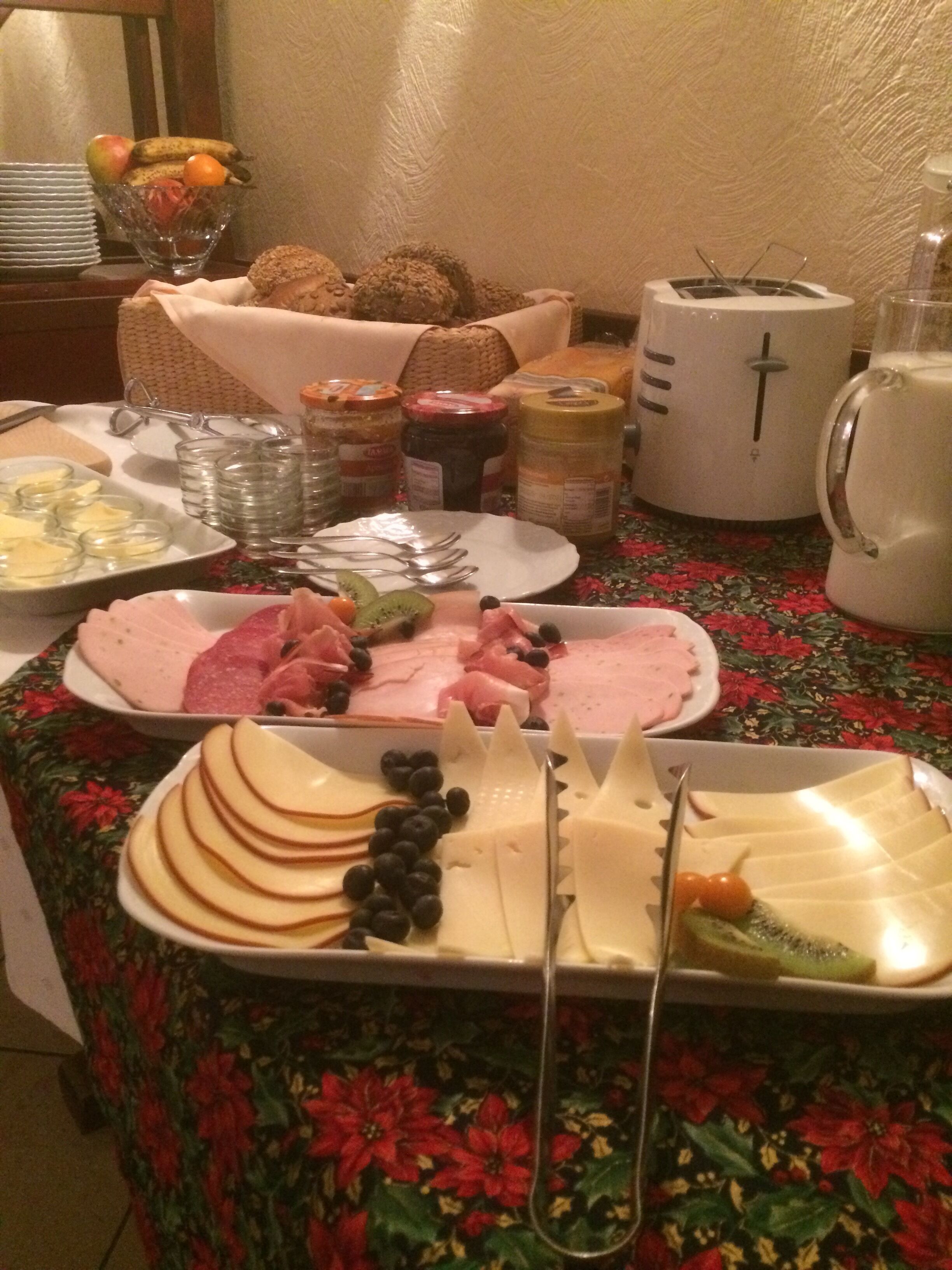Ein reichhaltiges Buffet mit verschiedenen Speisen und Beilagen.