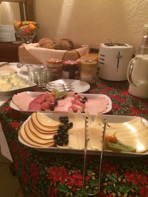 Una mesa de buffet con diversos alimentos y salsas.