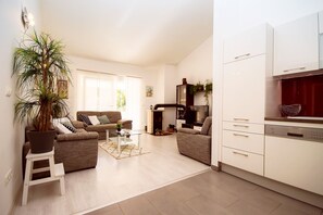 Fernseher, Videospiele, DVD-Player, Tischtennisplatte