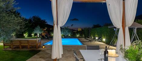 Lämmitetty uima-allas