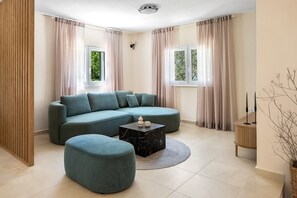 Flat-screen TV, video games, DVD player - VILLA ROKO with 4 bedrooms, 32sqm heated pool, playground (Tugare)