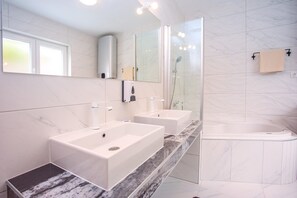 Badewanne, Haartrockner, Handtücher
