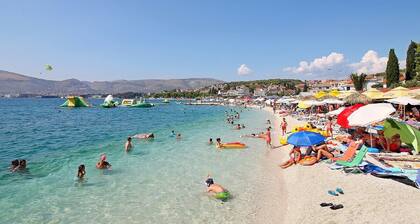 Villa Dawn-heated private pool, 100m to beach and restaurants, Trogir 1.7km