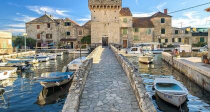 Villa Dawn-lämmitetty uima-allas, 100 m rannalta ja ravintoloista, Trogir 1. 7 km