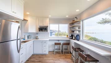 Full-size fridge, microwave, oven, coffee/tea maker