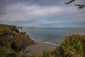 On the beach, sun-loungers, beach umbrellas, beach towels - Oceanfront Home, Lighthouse, Beach Access, Spectacular Sunsets, Newly Remodeled (Coos Bay)