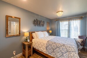 1 bedroom, in-room safe, iron/ironing board, travel cot - Oceanfront Home, Lighthouse, Beach Access, Spectacular Sunsets, Newly Remodeled (Coos Bay)