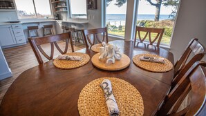 Una mesa de comedor con individuales tejidos y una decoración central con una figura de pulpo.