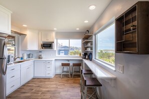 Full-sized fridge, microwave, oven, coffee/tea maker