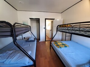 4 bedrooms, desk, iron/ironing board, free WiFi