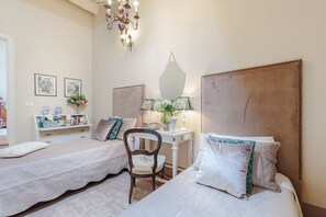 7 bedrooms, iron/ironing board, bed sheets