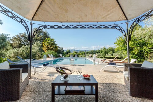 Renaissance Villa with Pool in the Vineyards in Lucca