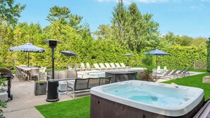 Outdoor dining - COLONIAL COMPOUND WITH OVERSIZED LIVING ROOMS, GYM, AND ARCADE ROOM, CLOSE... (Southampton)