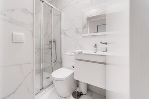 Shower, hair dryer, towels, soap - Nomad's Boulevard Flats - Suite & Terrace 1 (Oporto)