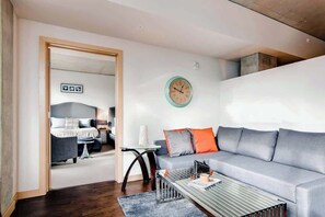 TV, offices - #1 Location/2BR/Across From Space Needle!-VR1 (Seattle)