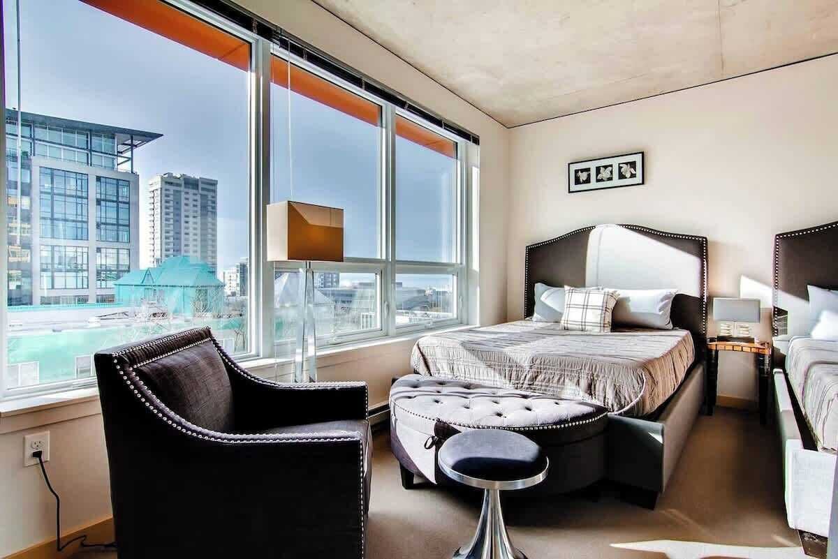 2 soverom, skrivebord, strykejern/-brett og reiseseng for barn