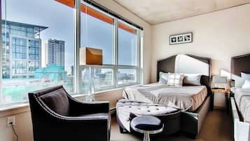 2 soverom, skrivebord, strykejern/-brett og reiseseng for barn