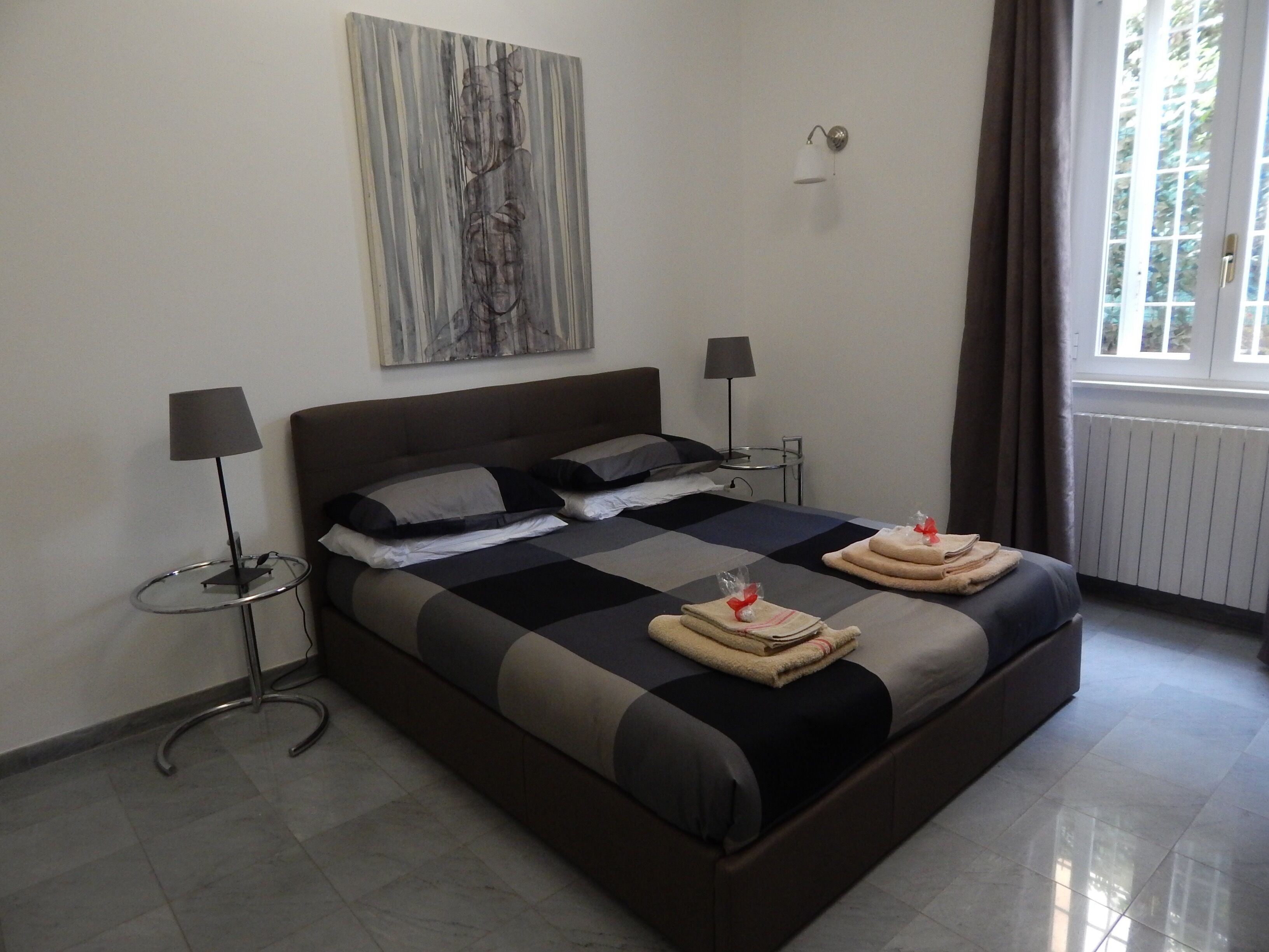 1 camera, una cassaforte in camera, una scrivania, ferro/asse da stiro