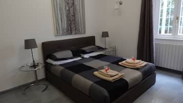 1 camera, una cassaforte in camera, una scrivania, ferro/asse da stiro