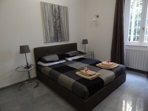 1 Schlafzimmer, Zimmersafe, Schreibtisch, Bügeleisen/Bügelbrett