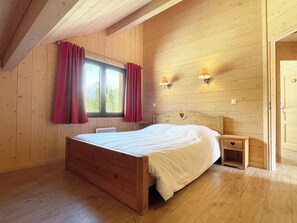 5 bedrooms, iron/ironing board, free WiFi