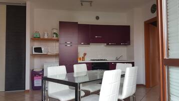 Kühlschrank, Mikrowelle, Ofen, Geschirrspüler