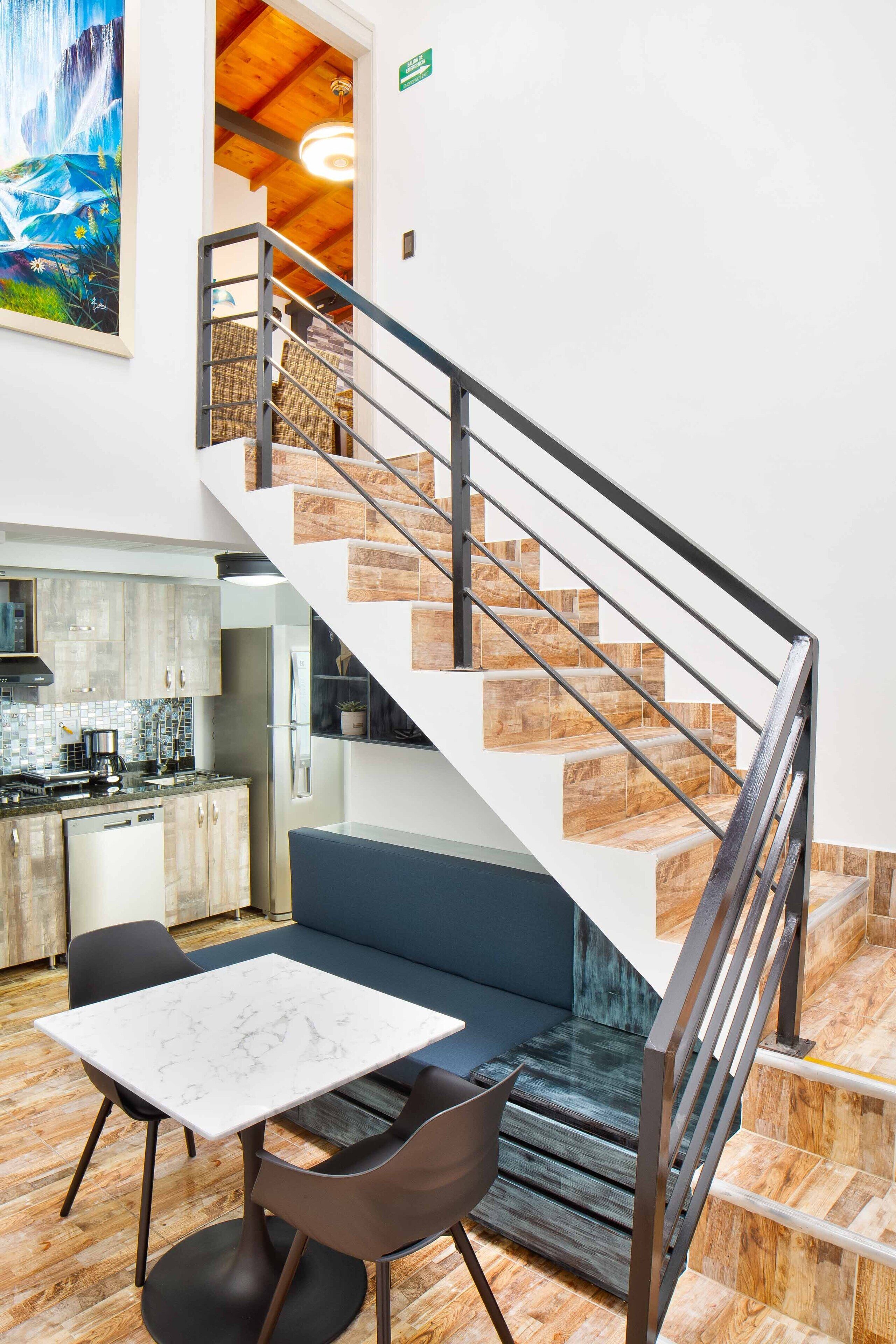 Luxe appartement | Privékeuken | Een koelkast met diepvriezer, een microgolfoven, een kookplaat