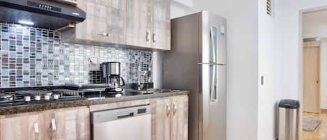Appartamento Luxury | Cucina privata | Frigorifero con congelatore, microonde, piano cottura, lavastoviglie