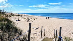 Perto da praia, espreguiçadeiras 