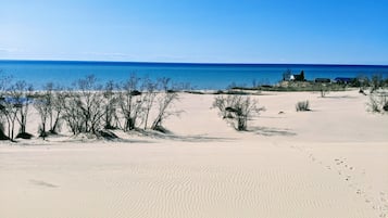 Una spiaggia nelle vicinanze, lettini da mare