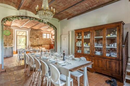 Villa D'Orchia, luxury organic farm with private pool in Val D'orcia, Sleeps 15.