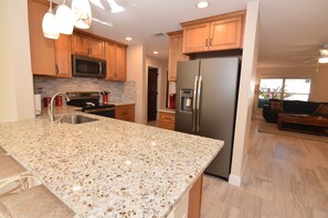 Réfrigérateur, four à micro-ondes, un four, surface de cuisson