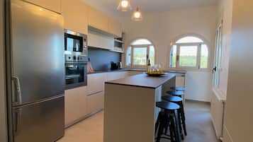 冷蔵庫、電子レンジ、オーブン、コンロ