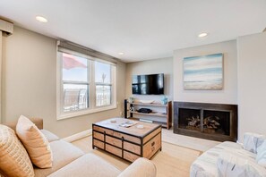 TV, fireplace